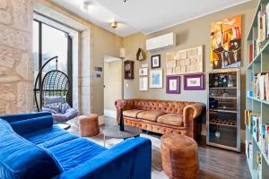 un salon avec un canapé et une chaise dans l'établissement Jardim da Batalha Boutique Hotel by Shiadu, à Porto