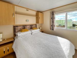 コッカーマスにあるThe Havenの大きな白いベッドと窓のある寝室