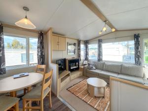 コッカーマスにあるThe Havenのソファとテーブルのあるリビングルーム