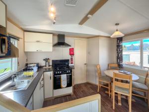 コッカーマスにあるThe Havenのテーブルと椅子のあるキッチンとダイニングルーム