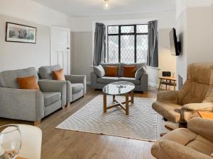 ケズウィックにあるHindsgarthのソファ2つとテーブルのあるリビングルーム