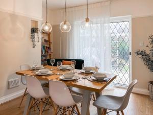 ケズウィックにあるHindsgarthの木製のテーブルと椅子のあるダイニングルーム