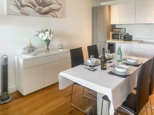 Una cocina con una mesa y sillas en una cocina. en White Crest, en St Ives