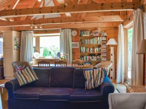 Posezení v ubytování Maple Leaf Cottage