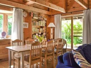 Posezení v ubytování Maple Leaf Cottage