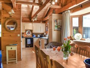 Kuchyň nebo kuchyňský kout v ubytování Maple Leaf Cottage + 10 fotografií