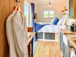 a small bedroom with a bed and a kitchen at Walkeridge Farm in Reading