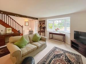 un salon avec un canapé et une télévision dans l'établissement Corner House, à Tyes Cross 17 autres photos