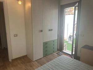 una camera da letto con un letto, un comò e una finestra di Villa Dea a Quartu Sant'Elena