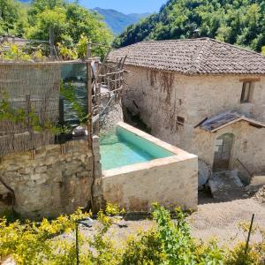 an outdoor swimming pool next to a house at Umbria Valnerina , Il TARTUFFO, sulla via di Francesco in Scheggino