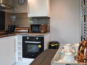 Η κουζίνα ή μικρή κουζίνα στο Hunter's Cottage - Uk6239