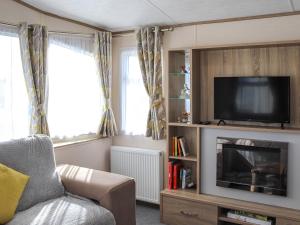 LlanwndaにあるOakdaleの薄型テレビとソファのあるリビングルーム