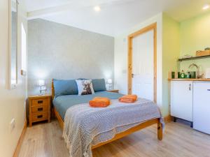 a bedroom with a bed with two towels on it at Beinn Uidhe Studio Apartment - Uk49100 in Inchnadamph