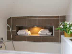 uma banheira com lareira na casa de banho em Roslin Chapel Cottage - Uk49193 em Roslin mais 8 fotografias