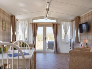 Μια τηλεόραση ή/και κέντρο ψυχαγωγίας στο Owl Lodge