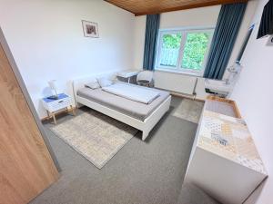 ランダウ・アン・デア・イザールにあるApartmenthaus Wohnbau GmbH Gebrüder Laurentのベッドと窓のある小さな寝室