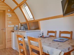 a kitchen with a table and chairs in a room at Husk - Uk49321 in Lowthorpe