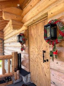 eine Holzhütte mit einer Tür, an der ein Fernseher hängt in der Unterkunft RaxChalet in Prein