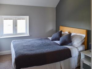a bedroom with a bed and a window at Periwinkle No5 - Uk49249 in Althorne