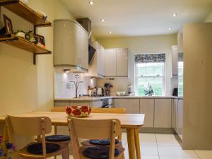 Una cocina con una mesa y sillas de madera. en The Mount View, en Towcester 14 fotos más