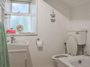 Bilik mandi di Horseshoe Cottage +9 gambar