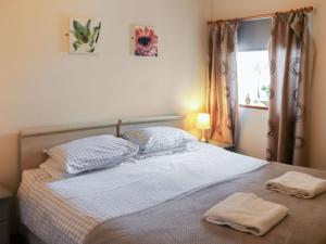Ένα ή περισσότερα κρεβάτια σε δωμάτιο στο Ty'n Cae Cottage