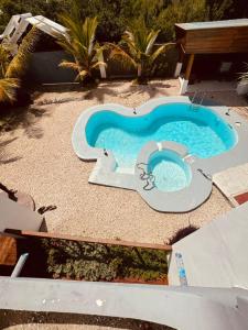 una pequeña piscina en medio de un patio trasero en Villa Flower, en Kiwengwa 15 fotos más