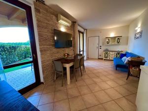 een woonkamer met een tafel en een eetkamer bij Casa Luisa in Desenzano del Garda