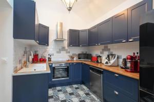 Una cocina o kitchenette en Charming House in the Heart of Senlis Design & Comfort