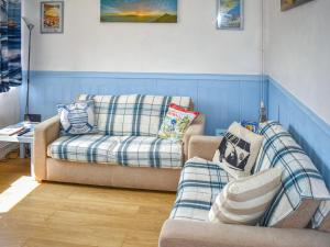 ein Wohnzimmer mit zwei Sofas und einer Couch in der Unterkunft Surfers Halt in Woolacombe
