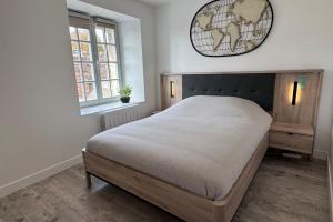 Una cama o camas en una habitación de Charming House in the Heart of Senlis Design & Comfort