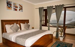 En eller flere senge i et værelse på Kumaon Roop Resort Near Neem Karoli Temple + 28 billeder