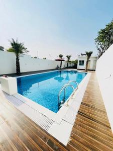 Πισίνα στο ή κοντά στο Peaceful 3 BHK farm with pool in Kanota