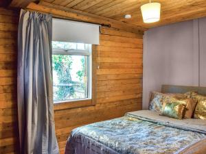 a bedroom with a bed and a window in a room at Alpaca Lodge in Acton +8 photos