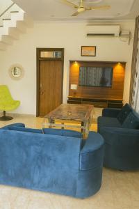 Χώρος καθιστικού στο Peaceful 3 BHK farm with pool in Kanota +15 φωτογραφίες