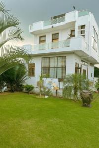Κήπος έξω από το Peaceful 3 BHK farm with pool in Kanota