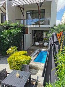 una casa con piscina e ombrellone di LA VILLA 1 Deluxe2 Mont Choisy MAURITIUS a Mont Choisy