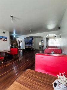 a living room with a red couch and a table at Pousada Sinhá Moça in Diamantina