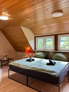 Ένα ή περισσότερα κρεβάτια σε δωμάτιο στο Golden Oldie Kocherblick ,Retro Charme trifft BohoStyle