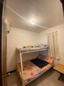 Ένα ή περισσότερα κρεβάτια σε δωμάτιο στο Chill and Spacious 2BR Stay Davao with WiFi and Parking