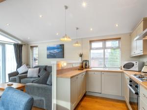 Dapur atau dapur kecil di 4 Lakeside Lodge +8 gambar