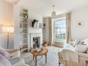 Barton Saint DavidThe Cottage At Brook Farm的客厅里有一张沙发和一张桌子。