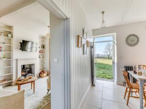 Barton Saint DavidThe Cottage At Brook Farm的走廊设有用餐室和桌子