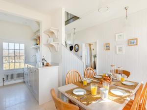 Barton Saint DavidThe Cottage At Brook Farm的厨房兼餐厅，配有桌椅