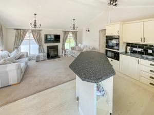 eine große Küche und ein Wohnzimmer mit einer Arbeitsplatte in der Unterkunft The Lodge in Chapel Saint Leonards
