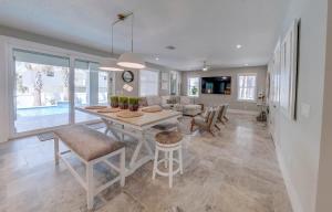 Μια τηλεόραση ή/και κέντρο ψυχαγωγίας στο Luxury Ocean View Home with Pool & Spa steps to the beach fenced yard