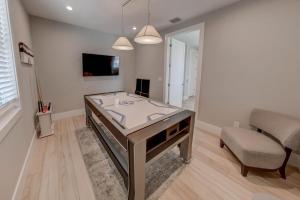 Μια τηλεόραση ή/και κέντρο ψυχαγωγίας στο Luxury Ocean View Home with Pool & Spa steps to the beach fenced yard +76 φωτογραφίες
