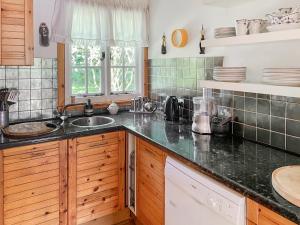 Whiting BayにあるTigh An Droma Lodgeのシンクとカウンタートップのあるキッチン