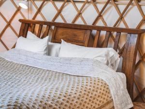 Katil atau katil-katil dalam bilik di Willow Yurt - Ukc6947 +8 gambar