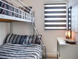 Un dormitorio con una litera y un escritorio. en Beachcroft, en Bridlington 4 fotos más